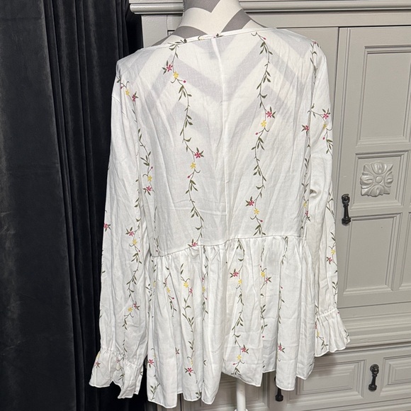 Floral Embroidered White Peplum Blouse by SHEIN Size 1X Curve - Picture 10 of 13